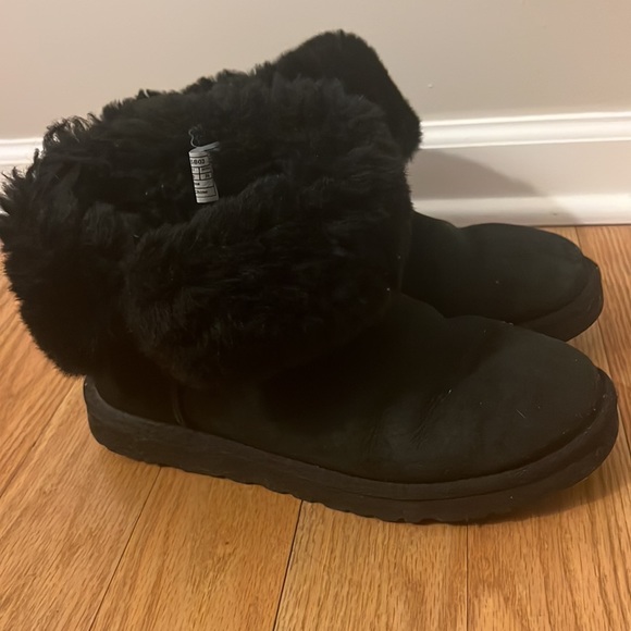 Ugg boot with side button - Picture 3 of 4